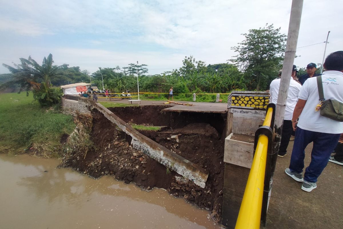 Plengsengan Sungai Welang Kembali Ambrol Sepanjang 15 diKelurahan Karangketug, Kecamatan Gadingrejo, Kota Pasuruan (03/01/2025). 