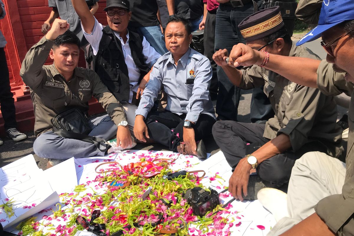 Puluhan jurnalis di Kabupaten Nganjuk saat melakukan aksi tabung bunga di depan Kantor DPRD Kabupaten Nganjuk, Rabu (22/5/2024). Aksi ini sebagai simbol matinya kebebasan pers, apabila pasal-pasal dalam RUU Penyiaran yang bermasalah tetap disahkan. Doc: PWI Nganjuk