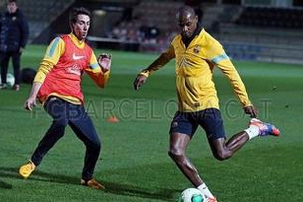 Dua pemain Barcelona, Isaac Cuenca (kiri) dan Eric Abidal (kanan), dalam sesi latihan tim di Esportivo Joan Gamper, Senin (22/1/2013).
