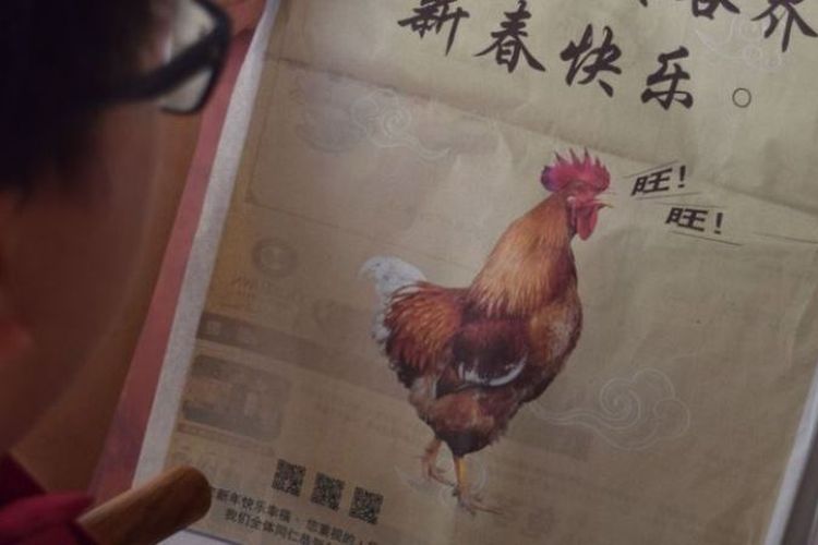 Gambar ayam jantan yang menggonggong itu muncul di surat kabar berbahasa Mandarin di Malaysia. (AFP via BBC)