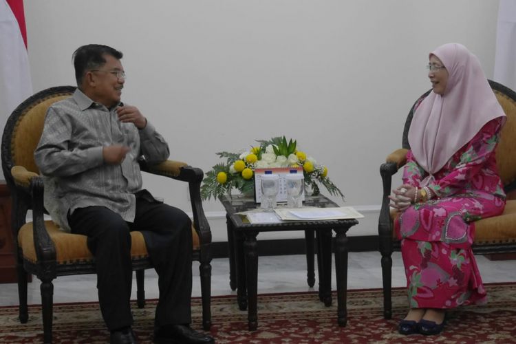 Wakil Presiden Jusuf Kalla bersama Wakil PM Malaysia Wan Azizah Wan Ismail di Kantor Wakil Presiden, Jakarta, Selasa (9/10/2018)