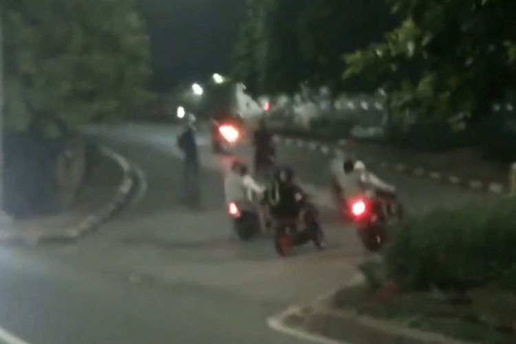 Tim Rajawali Polres Jakarta Timur membubarkan balap liar di Jalan Kolonel Sugiono, Duren Sawit, pada Jumat (8/1/2021) malam.