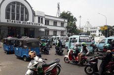 Begini Semrawutnya Kendaraan di Depan Stasiun Jakarta Kota