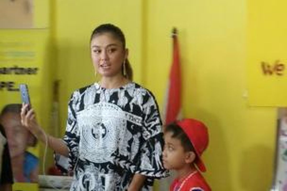 Agnez Mo mengabadikan kunjungannya ke Yayasan Rumah Kita, Salemba, Jakarta Pusat, Sabtu (19/9/2015).