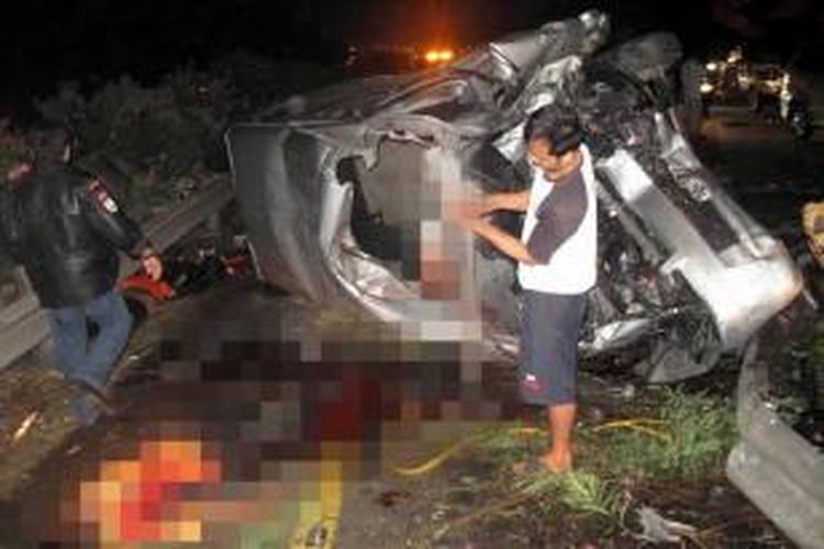 Warga berupaya mengevakuasi korban kecelakaan yang masih terjepit di mobil di Tol Jagorawi, Jakarta Timur, tepatnya di jalur Jakarta ke Bogor, KM 8 200, Minggu (8/9/2013) pukul 00.45. Kecelakaan yang melibatkan tiga mobil tersebut mengakibatkan 6 orang tewas dan 10 orang lainnya luka-luka.