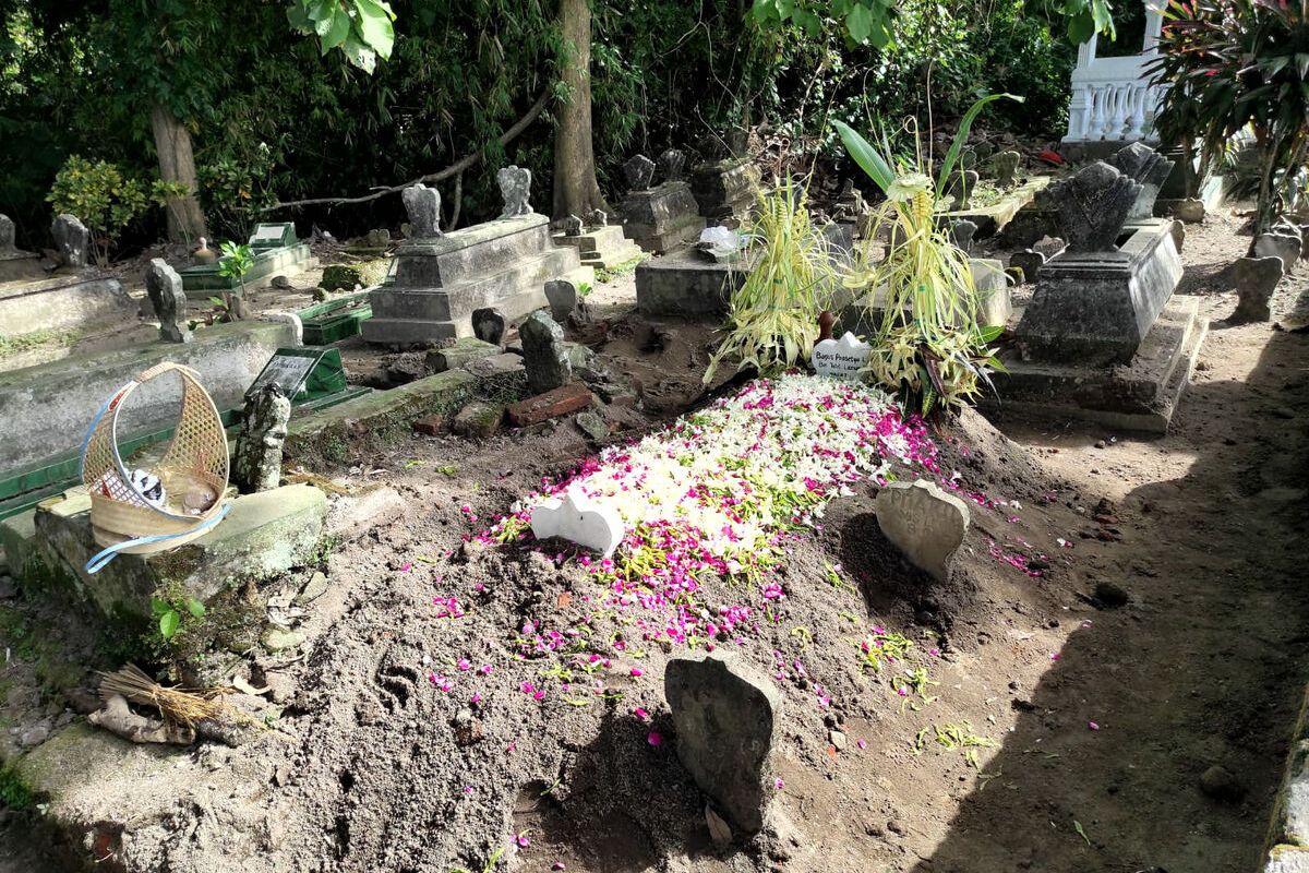 Caption 1. Suasana pemakaman jenazah mahasiswa kedokteran, BPL (26), di pemakaman umum Desa Bendosari, Kecamatan Sanankulon, Kabupaten Blitar, Rabu (14/4/2022) Caption 2. Makam mahasiswa kedokteran, BPL (26), di pemakaman umum Desa Bendosari, Kecamatan Sanankulon, Kabupaten Blitar, Rabu (14/4/2022)