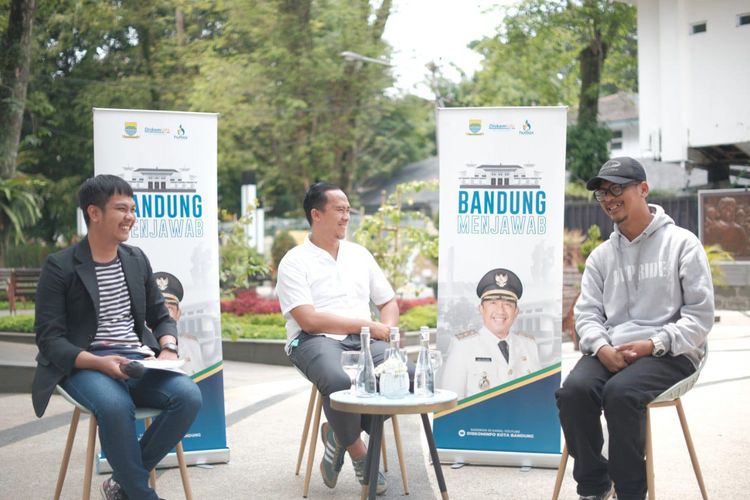 Ketua Viking Persib Club, Herru Joko (mengenakan topi) menyambut baik ajakan perdamaian antar-suporter. Ia dan sejumlah bobotoh Persib akan pergi ke Malang besok.  