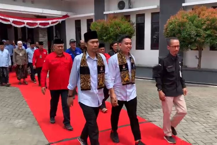 Pasangan bakal calon bupati dan wakil bupati Madiun, Ahmad Dawami (Kaji Mbing) dan Sandhika Ferryantiko mendaftar sebagai bapaslon pertama di KPU Kabupaten Madiun, Jawa Timur, Rabu (28/8/2024).