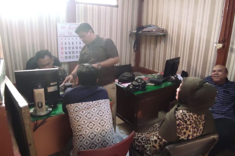 Anggota polisi memeriksa pelaku yang mengaku sebagai wakil direktur Pertamina gadungan di Mapolsek Cepu, Kabupaten Blora, Jawa Tengah, Selasa (26/7/2022)
