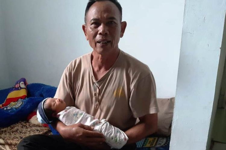 Warga di Kabupaten Cianjur, Jawa Barat menemukan bayi baru lahir dibuang di sebuah pos ronda, Jumat (20/12/2019). Bayi malang tersebut masih hidup dan kini dititipkan di puskesmas.