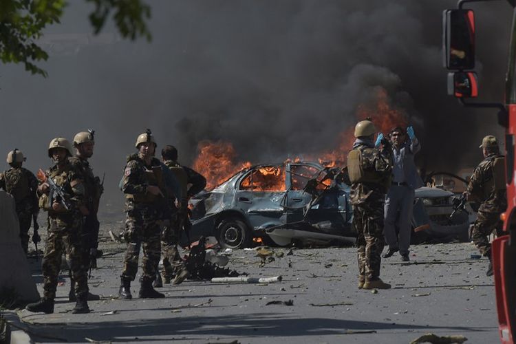 Pasukan keamanan Afganistan berjaga di lokasi ledakan bom di Kota Kabul, Rabu (31/5/2017).   