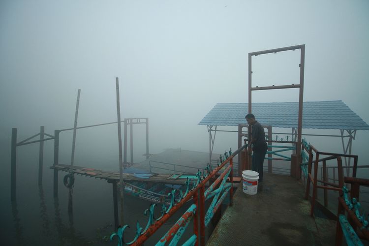 Kabut asap pekat menyelimuti kota Palembang akibat kebakaran hutan dan lahan yang terjadi di beberapa wilayah Sumatera Selatan, Senin (14/10/2019).