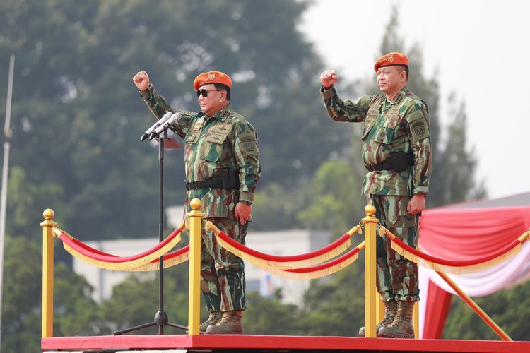 Menteri Pertahanan Prabowo Subianto diangkat menjadi warga kehormatan Komando Pasukan Gerak Cepat (Kopasgat) TNI Angkatan Udara (AU).  Pengangkatan itu ditandai dengan penyematan baret jingga, brevet kehormatan komando, brevet albara, dan brevet dalpur dari Kepala Staf TNI Angkatan Udara (KSAU) Marsekal Fadjar Prasetyo yang didampingi Komandan Kopasgat Marsda Wahyu Hidayat Sudjatmitko di Lanud Sulaiman, Bandung, Jawa Barat, pada Selasa (14/3/2023).