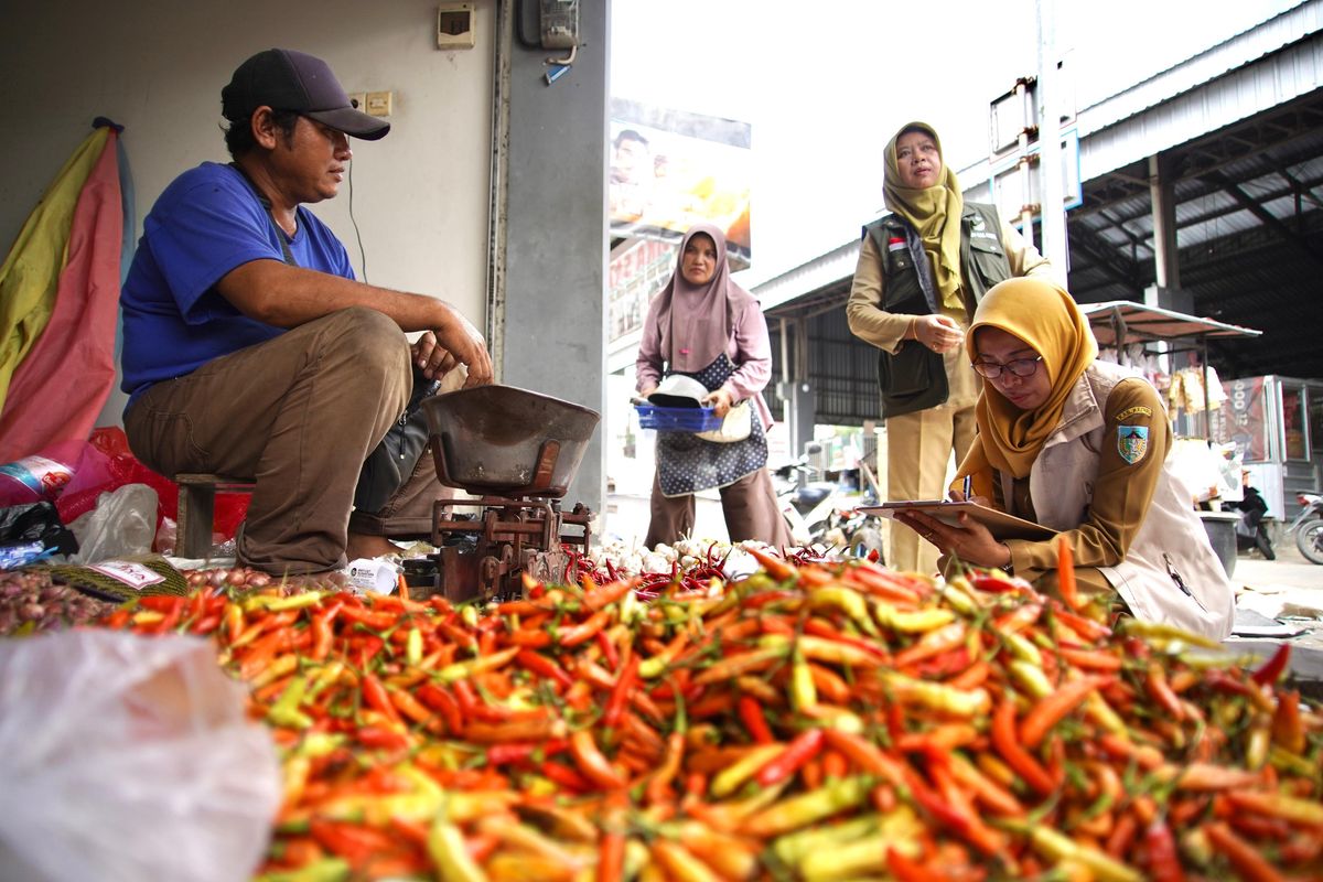 Pemkab Kediri bekerja sama dengan kota-kota besar, salah satunya dengan Kota Surabaya, untuk membantu petani memasarkan komoditas pertanian, khususnya cabai.