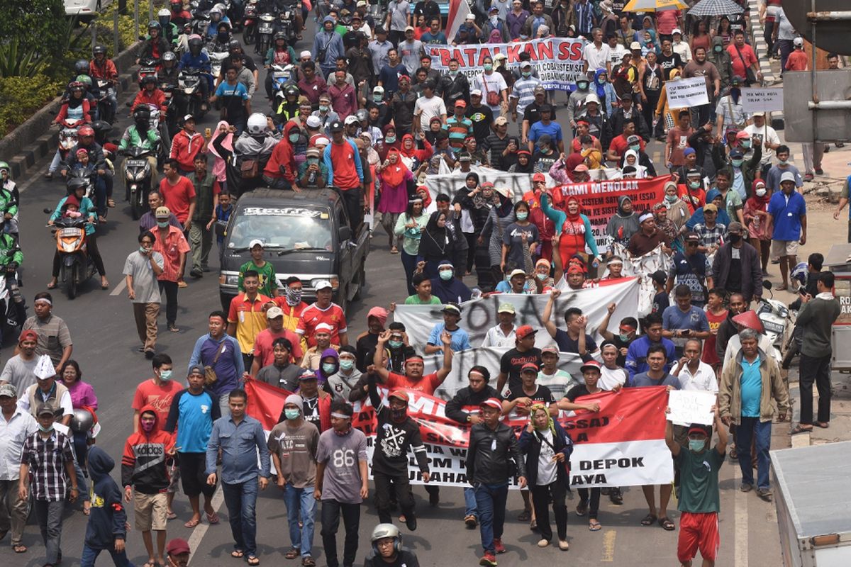 Warga dan pedagang melakukan aksi unjuk rasa menolak pemberlakuan Sistem Satu Arah (SSA) di Jalan Margonda, Depok, Jawa Barat, Kamis (7/9). Massa menolak uji coba penerapan SSA di Jalan Dewi Sartika, Jalan Nusantara, dan Jalan Arif Rahman Hakim yang diberlakukan Pemerintah Kota Depok karena dinilai tidak efektif dalam mengurai kemacetan dan merugikan pelaku usaha kecil di wilayah terdampak SSA. ANTARA FOTO/Indrianto Eko Suwarso/aww/17.