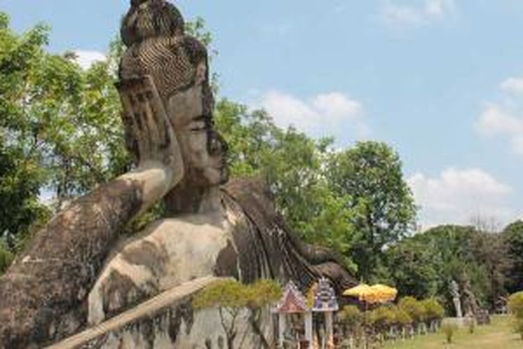 Sleeping Budha di Budha Park, Vientiane, Laos.