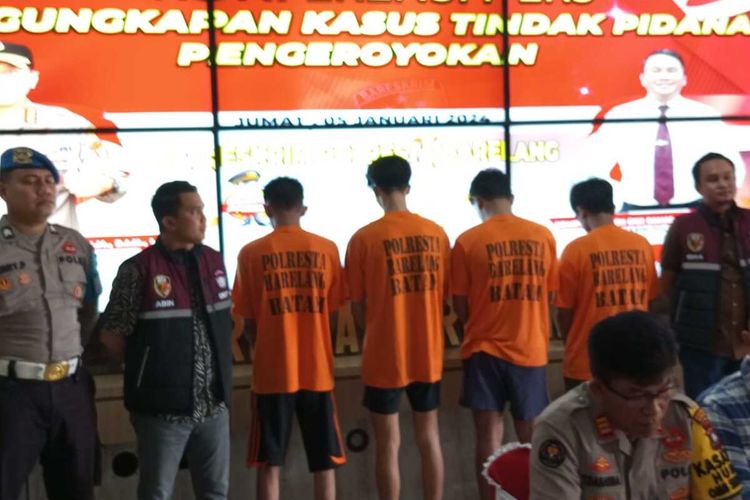 Seleb TikTok asal Jakarta, Satria Mahathir alias Cogil bersama tiga rekannya DJ alias Codet, RSP dan ADV akhirnya resmi ditetapakn sebagai tersangka. Keempatnya terancam hukuman lima tahun penjara karena telah melakukan penganiyaan anak dibawa umur.