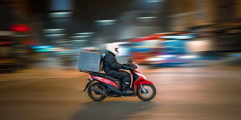 Ilustrasi kurir makanan.