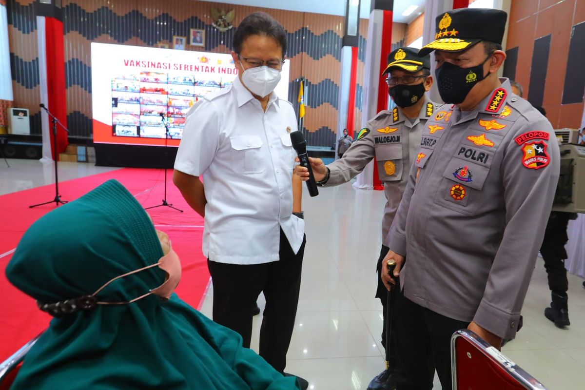 Menteri Kesehatan (Menkes) Budi Gunadi Sadikin bersama dengan Kapolri Jenderal Listyo Sigit Prabowo meninjau langsung vaksinasi serentak se-Indonesia dengan menghadiri secara langsung di Lapangan Kantor Bupati Kubu Raya, Kalimantan Barat (Kalbar), Rabu (19/1/2022).
