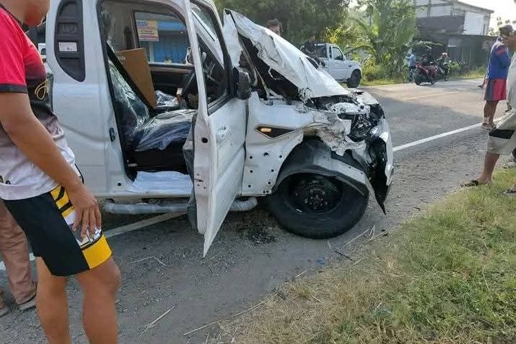 Mobil Pikup Kopdes Merah Putih Ringsek Usai Terlibat Kecelakaan Beruntun di Ngawi