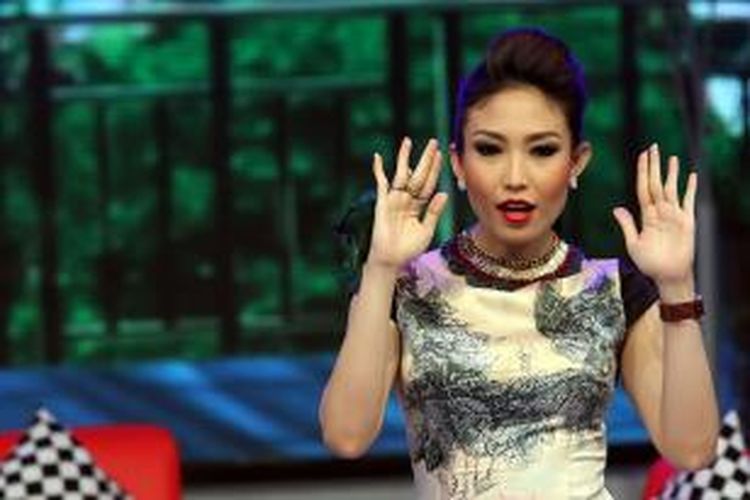 Pembawa acara, artis peran, dan model Ayu Dewi tampil sebagai pemandu acara Buka-bukaan, di Studio RCTI, Kebon Jeruk, Jakarta Barat, Senin (20/1/2014) siang.