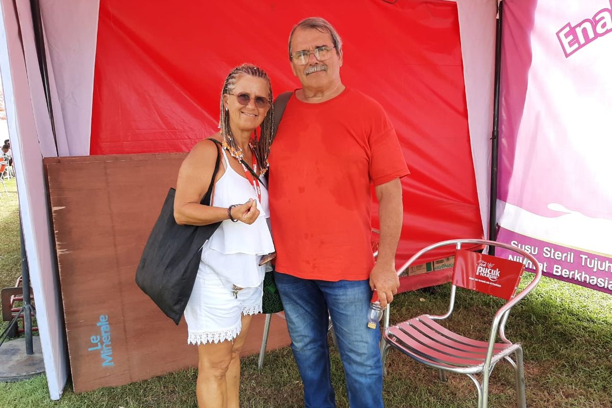 Pecinta Vespa asal Italia, Pecorari Mario (69) dan Sandra Carozzi (59) melakukan touring ke Indonesia demi Vespa World Days (VWD)