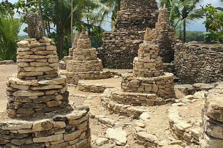 Ada candi-candian di kawasan yang disebut warga sebagai Gunung Dayakan bagian dari Pedukuhan Kaliwiru, Kalurahan Tuksono, Kapanewon Sentolo, Kabupaten Kulon Progo, Daerah Istimewa Yogyakarta. Seorang penambang iseng membangun belasan candi itu dari sisa batu yang ditambang. Kini, lokasi dilirik jadi obyek wisata masa depan.