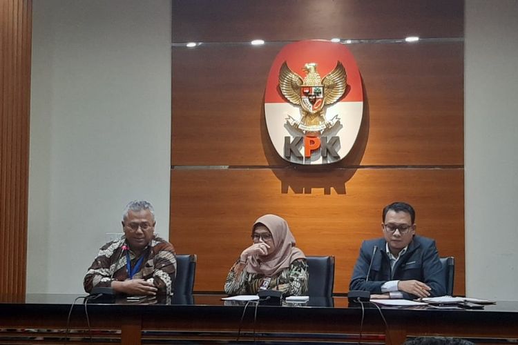 Ketua KPU Arief Budiman (paling kiri) bersama Wakil Ketua KPK Lili Pintauli Siregar dalam konferensi pers di Gedung Merah Putih KPK pada Kamis (9/1/2020) malam.
