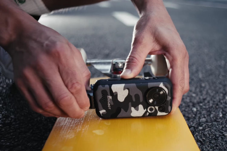FOSSiBOT F116 Pro dapat dipasang pada berbagai perlengkapan seperti skateboard berkat dudukan (mount) terintegrasi untuk perekaman ala action camera.