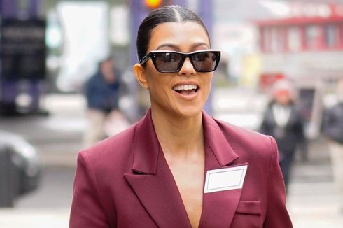 Kourtney Kardashian Atasi Rambut Pitak dengan Terapi Plasma Darah