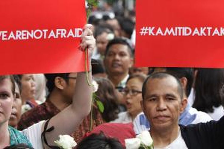 Warga dan anggota Ormas melakukan aksi solidaritas mengecam aksi teror, di depan Gedung Cakrawala, Jakarta Pusat, Jumat (15/1/2016). Aksi yang bertemakan '#KAMITIDAKTAKUT' menyerukan persatuan diantara masyarakat Indonesia untuk tidak takut aksi terorisme. Aksi solidaritas diisi dengan meletakkan bunga di depan lokasi kejadian teror.