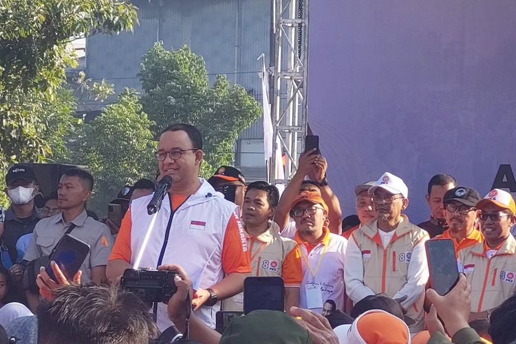 Bakal calon presiden Anies Baswedan saat membuka jalan sehat DPD PKS Salatiga