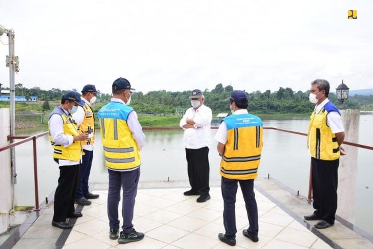 Menteri Pekerjaan Umum dan Perumahan Rakyat (PUPR) meninjau Bendungan Sindangheula yang berada di Kabupaten Serang, Provinsi Banten, Kamis (16/6/2022). 