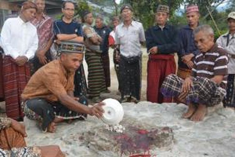 Nasi yang sudah diupacarakan dipersembahkan kepada leluhur dalam ritual 'Kapu Agu Naka' yang diadakan di Kampung Paang Lembor, Desa Wae Bangka, Kecamatan Lembor, Kabupaten Manggarai Barat, Nusa Tenggara Timur pada Juli 2014.