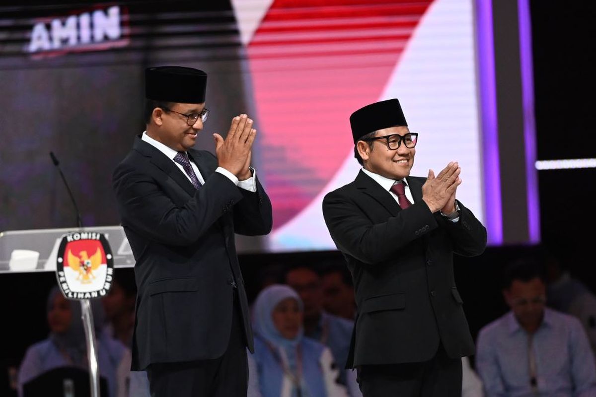 Capres-cawapres nomor urut 1 Anies Baswedan (kiri) dan Muhaimin Iskandar tiba di lokasi debat kelima Pilpres 2024 di Balai Sidang Jakarta Convention Center (JCC) Senayan, Jakarta, Minggu (4/2/2024). Debat kali ini bertemakan kesejahteraan sosial, kebudayaan, pendidikan, teknologi informasi, kesehatan, ketenagakerjaan, sumber daya manusia, dan inklusi. ANTARA FOTO/Aditya Pradana Putra/aww.
