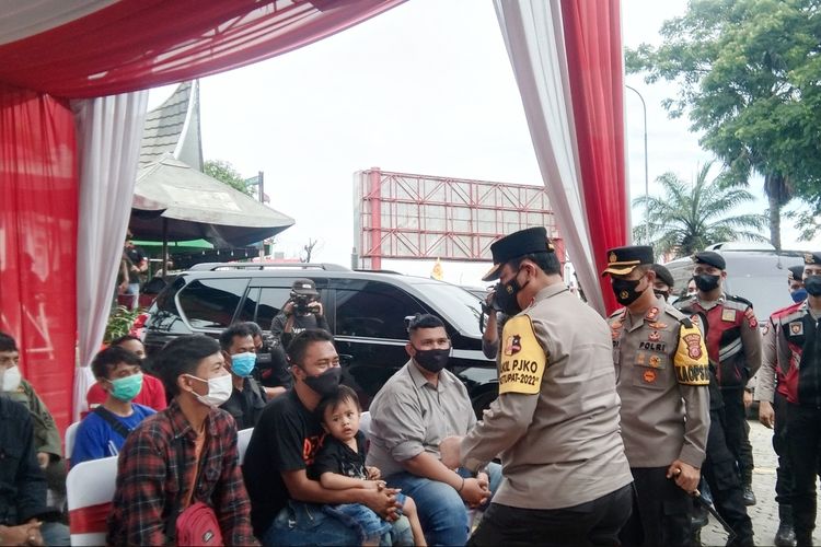 Wakapolri Komjen Pol Gatot Eddy Pramono saat mengunjungi Pos Terpadu di Rest Area Km 57 tol Jakarta-Cikampek, Minggu (1/5/2022).