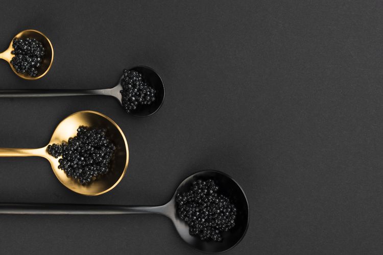 Ilustrasi cara makan caviar dengan sendok