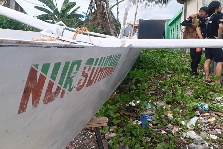 Seorang nelayan dilaporkan hilang sejak dua hari terakhir, korban hilang saat melaut di perairan Kabupaten Barru, Sulawesi Selatan. Tim SAR gabungan telah menemukan perahu korban yang rusak diduga disapu ombak, Kamis (24/5/2024).