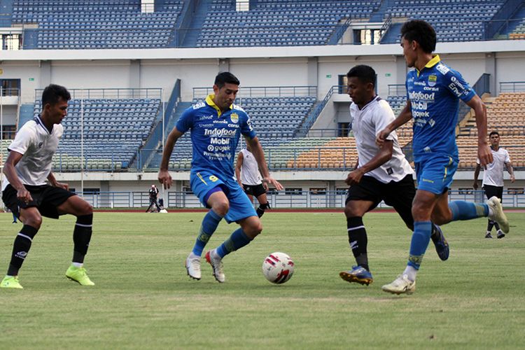 Winger Persib Bandung, Esteban Vizcarra (tengah), melindungi bola dari sergapan dua pemain Tira-Persikabo (putih) saat kedua tim beruji tanding, di Stadion Gelora Bandung Lautan Api (GBLA), Jumat (21/2/2020). 