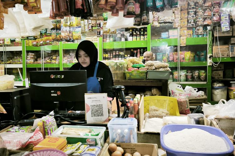 Aktivitas pedagang sembako di Pasar Tanjung Kabupaten Jember.