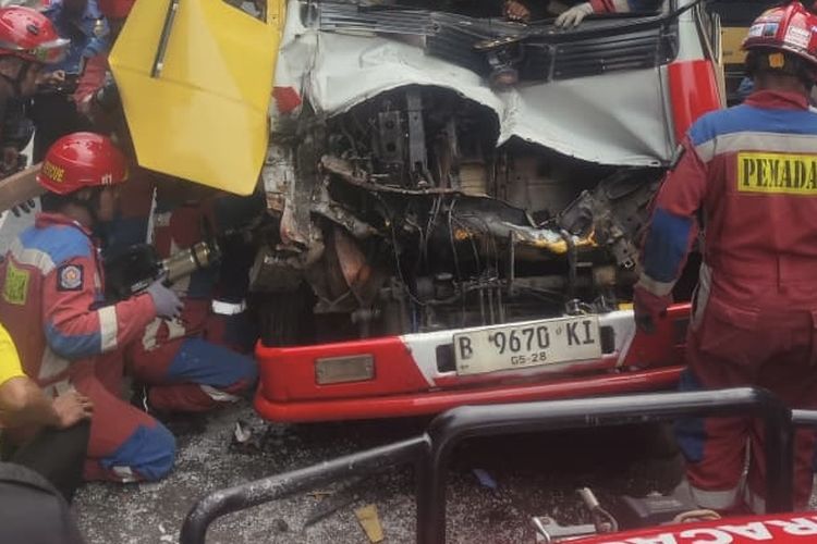 Dua Truk Kecelakaan di Ciracas Jaktim, Sopir Terjepit di Kursi Kemudi