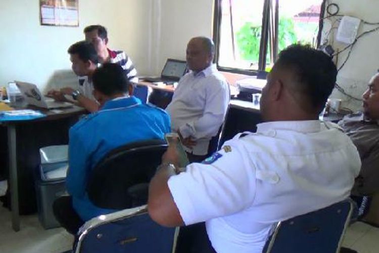 Pengurus KNPI Kepulauan Bangka Belitung saat membuat laporan pengaduan di Mapolda Kepulauan Bangka Belitung, terkait postingan kritis di Facebook.