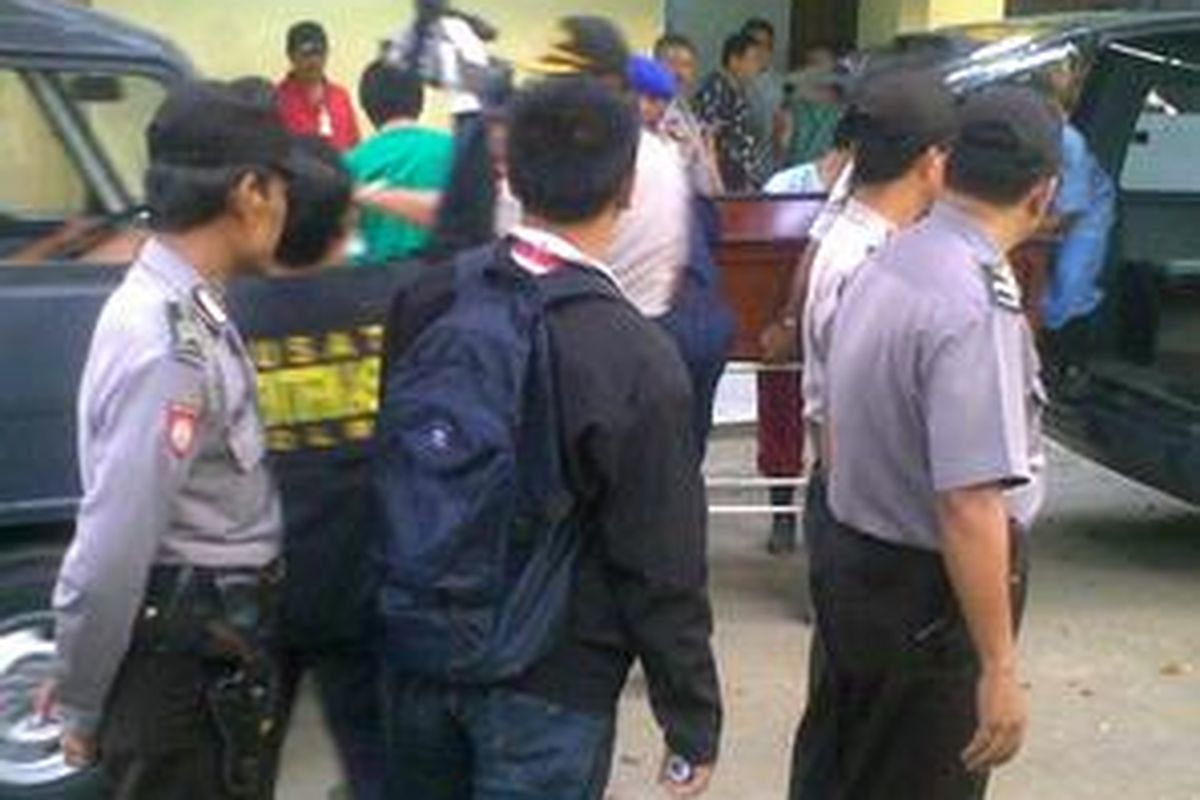 Jenazah yang diduga gembong teroris Noordin M Top tiba di RS Polri Pusat Sukanto, Sabtu (8/8), sekitar pukul 16.48. Jenazah dibawa dengan menggunakan peti kayu.