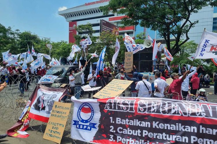 Ratusan buruh melakukan aksi unjuk rasa menolak kenaikan harga BBM di depan kantor DPRD Jateng, Kamis (15/9/2022).