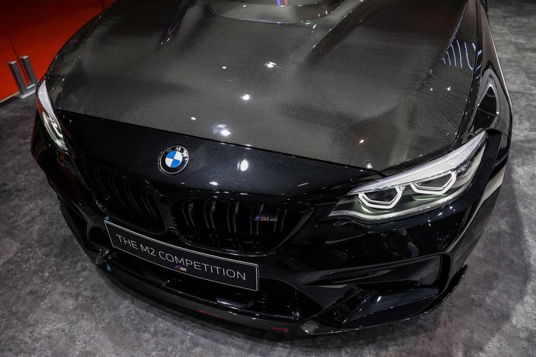 Mobil BMW M2 Competition terlihat saat pameran IIMS Hybrid 2021 di JiExpo Kemayoran, Jakarta Utara, Selasa (20/4/2021). Pameran otomotif Indonesia International Motor Show (IIMS) Hybrid 2021 yang berlangsung pada 15-25 April itu digelar secara daring (online) dan kunjungan langsung dengan pembatasan kapasitas dan penerapan protokol kesehatan Covid-19.