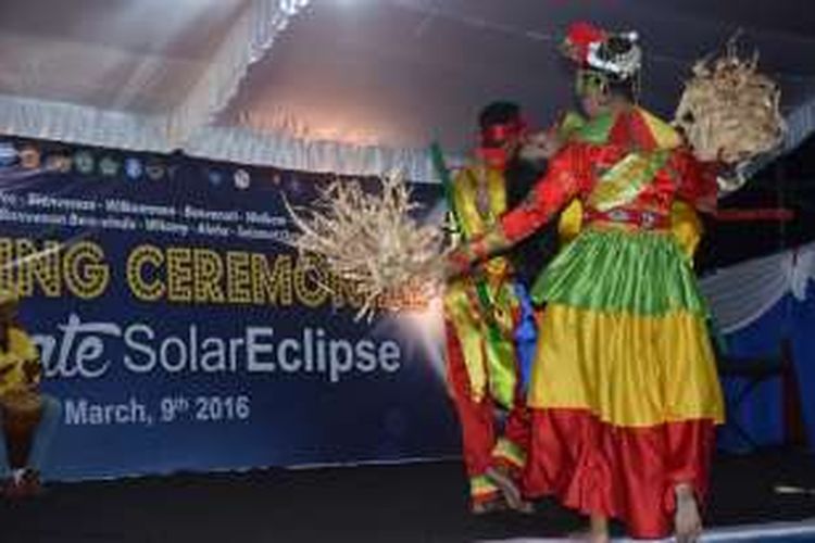 Tara Salai Jin, salah satu tarian yang ditampilkan pada acara opening ceremonial Ternate Solar Eclipse, Minggu (6/3/2016)