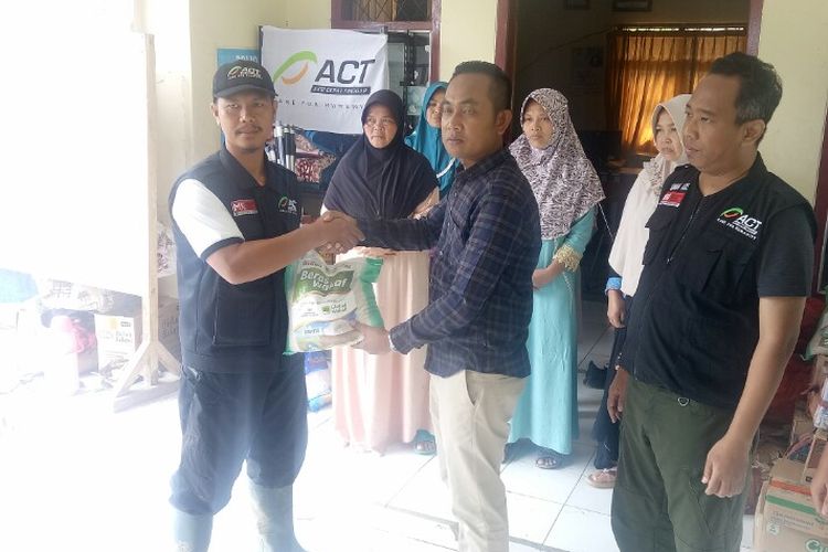 Relawan Aksi Cepat Tanggap (ACT) memberikan sekitar satu ton bantuan untuk warga terdampak banjir bandang dan tanah longsor di Kampung GunungJulang, Desa Lebak Situ, Kecamatan Lebak Gedong, Kabupaten Lebak, Banten, Senin (13/1/2020).