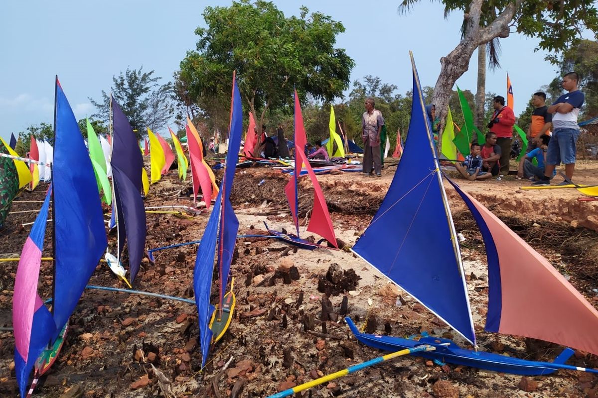Perahu Jong merupakan permainan tradisional masyarakat pulau terdepan yang ada di pesisir Kepulauan Riau (Kepri). Tidak saja sebagai permainan tradisional, perahu Jong juga termasuk olahraga.
