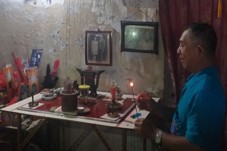 Suwanto Soenarko (60) menyampaikan rasa syukurnya atas kepulangan anaknya dari Wuhan, China yang telah menjalani masa karantina di Natuna dan dinyatakan sehat, di kediamannya di Tegal, Jawa Tengah, Sabtu (15/2/2020).