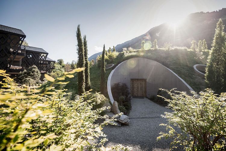 Hotel bernama Apfelhotel Torgglerhof di Italia yang memiliki lubang Hobbit.